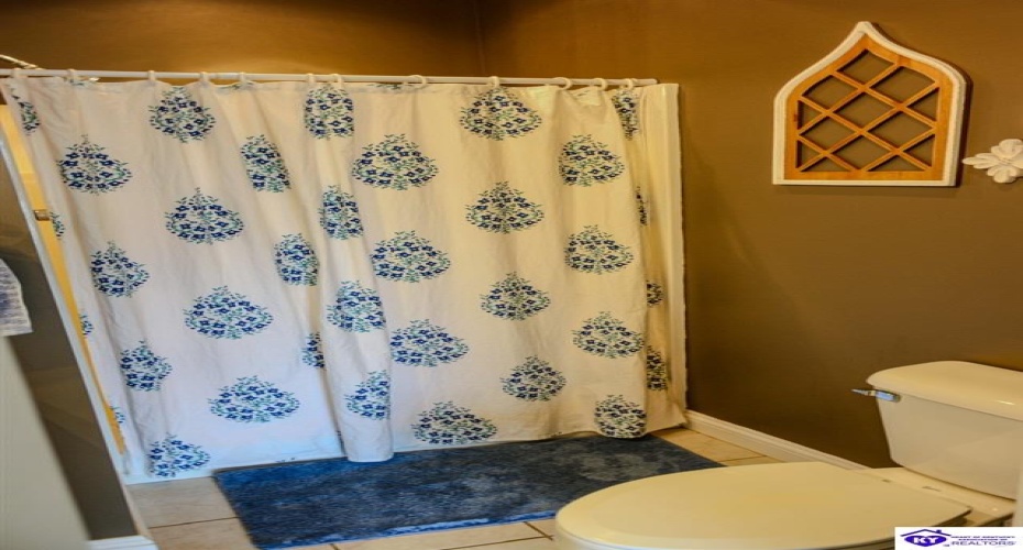 Springfield Road, Elizabethtown, Kentucky 42701, ,5 BathroomsBathrooms,For Sale,Springfield Road,HK23003422