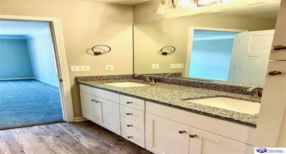 Westhill Cir, Louisville, Kentucky 40214, ,3 BathroomsBathrooms,For Sale,Westhill Cir,HK24000641