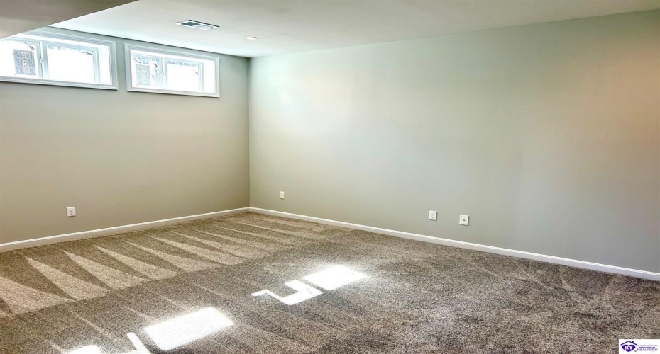 Westhill Cir, Louisville, Kentucky 40214, ,3 BathroomsBathrooms,For Sale,Westhill Cir,HK24000641