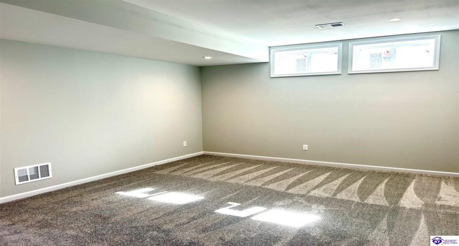 Westhill Cir, Louisville, Kentucky 40214, ,3 BathroomsBathrooms,For Sale,Westhill Cir,HK24000641