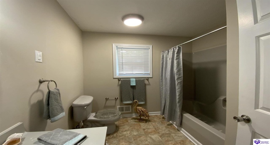 Birch Drive, Elizabethtown, Kentucky 42701, ,2 BathroomsBathrooms,For Sale,Birch Drive,HK24001186