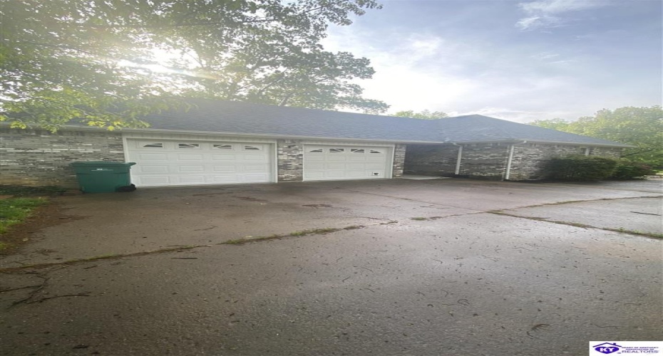 Birch Drive, Elizabethtown, Kentucky 42701, ,2 BathroomsBathrooms,For Sale,Birch Drive,HK24001186