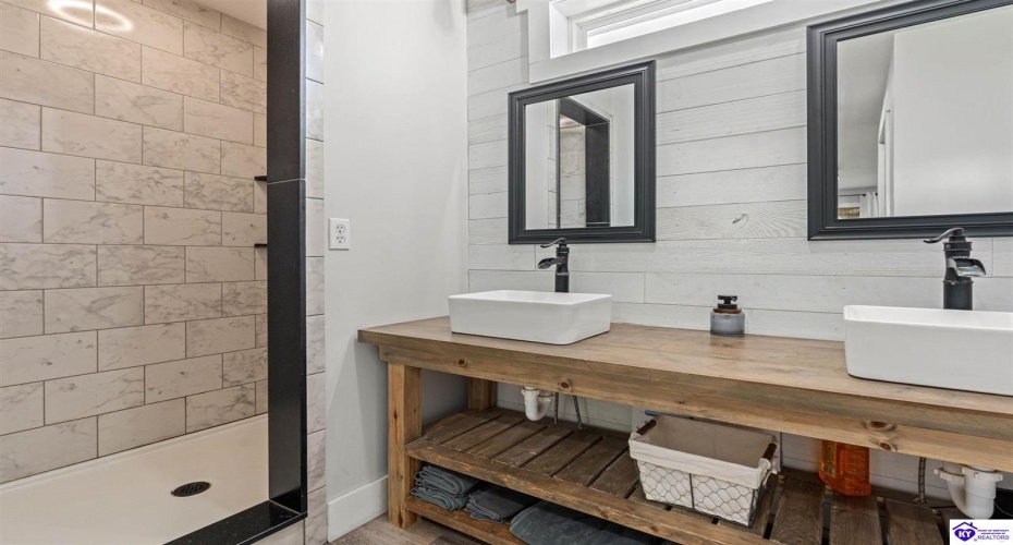 Middle Creek Road, Elizabethtown, Kentucky 42701, ,3 BathroomsBathrooms,For Sale,Middle Creek Road,HK24001465