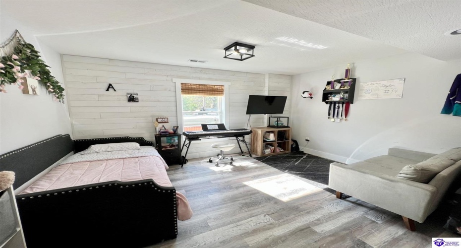 Middle Creek Road, Elizabethtown, Kentucky 42701, ,3 BathroomsBathrooms,For Sale,Middle Creek Road,HK24001465