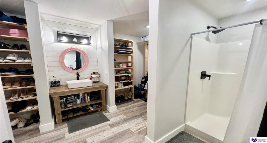 Middle Creek Road, Elizabethtown, Kentucky 42701, ,3 BathroomsBathrooms,For Sale,Middle Creek Road,HK24001465