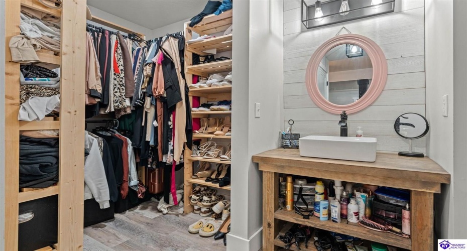 Middle Creek Road, Elizabethtown, Kentucky 42701, ,3 BathroomsBathrooms,For Sale,Middle Creek Road,HK24001465