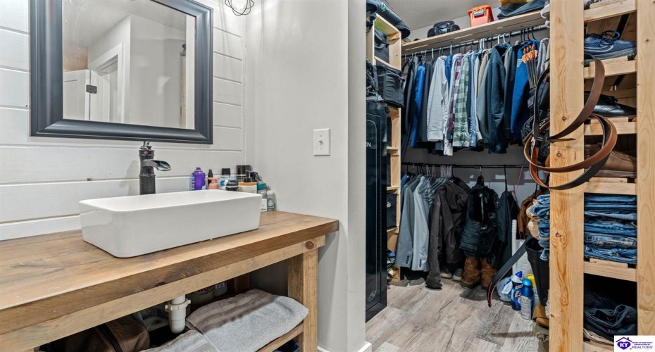 Middle Creek Road, Elizabethtown, Kentucky 42701, ,3 BathroomsBathrooms,For Sale,Middle Creek Road,HK24001465