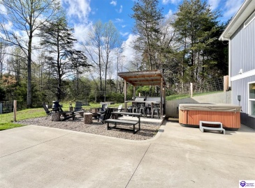 Middle Creek Road, Elizabethtown, Kentucky 42701, ,3 BathroomsBathrooms,For Sale,Middle Creek Road,HK24001465