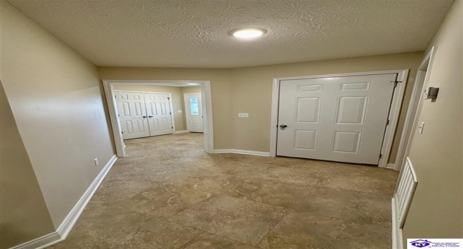 Breckinridge Circle, Vine Grove, Kentucky 40175, ,2 BathroomsBathrooms,For Sale,Breckinridge Circle,HK24001477