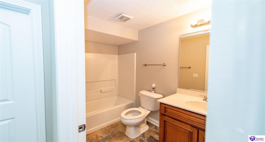 Mandarin Court, Elizabethtown, Kentucky 42701, ,4 BathroomsBathrooms,For Sale,Mandarin Court,HK24001492