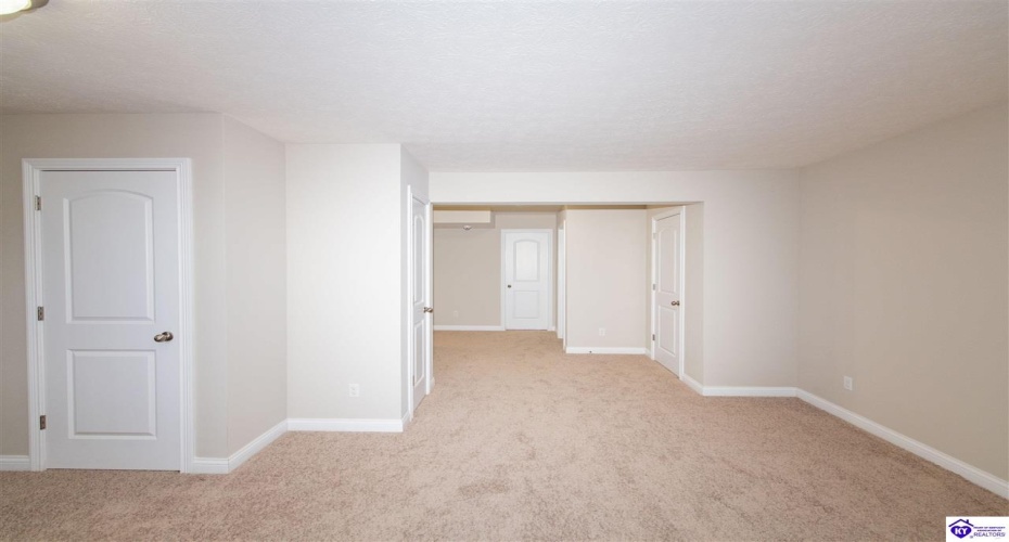 Mandarin Court, Elizabethtown, Kentucky 42701, ,4 BathroomsBathrooms,For Sale,Mandarin Court,HK24001492