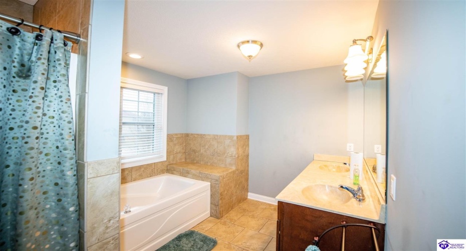Mandarin Court, Elizabethtown, Kentucky 42701, ,4 BathroomsBathrooms,For Sale,Mandarin Court,HK24001492