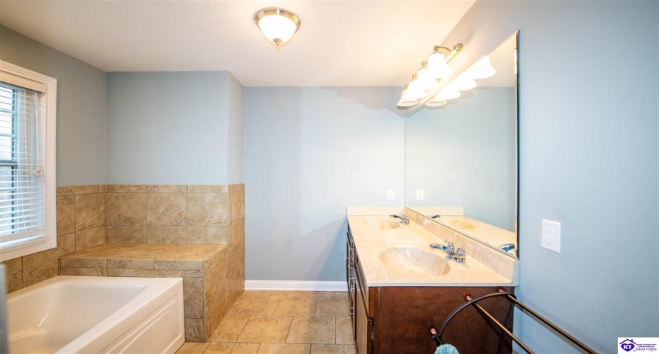 Mandarin Court, Elizabethtown, Kentucky 42701, ,4 BathroomsBathrooms,For Sale,Mandarin Court,HK24001492