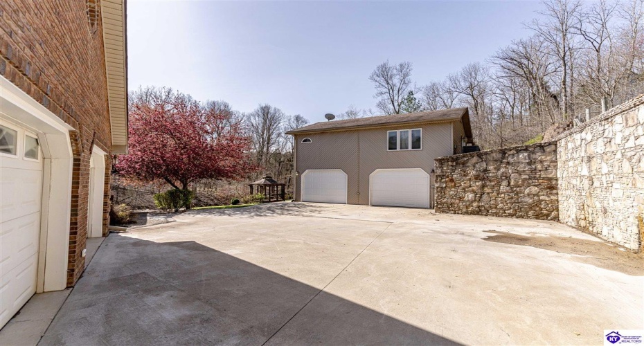 Cedar Creek Drive, Elizabethtown, Kentucky 42701, ,5 BathroomsBathrooms,For Sale,Cedar Creek Drive,HK24001549