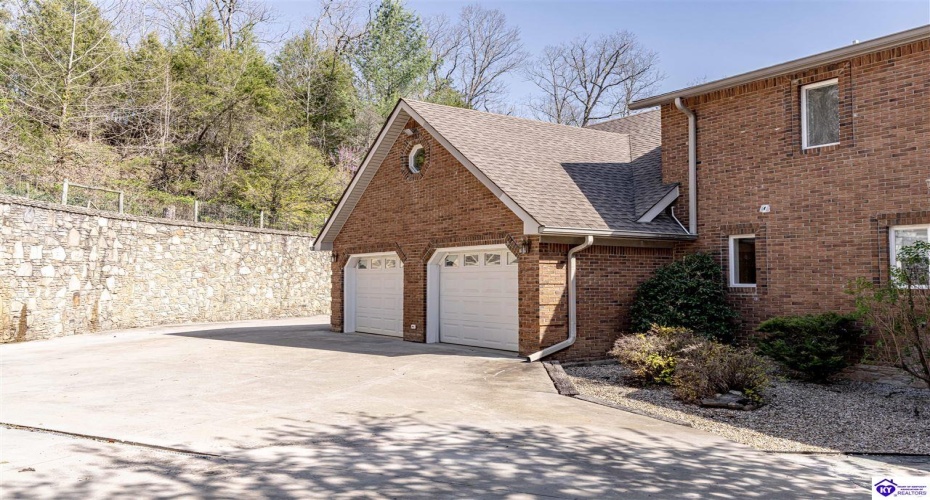 Cedar Creek Drive, Elizabethtown, Kentucky 42701, ,5 BathroomsBathrooms,For Sale,Cedar Creek Drive,HK24001549