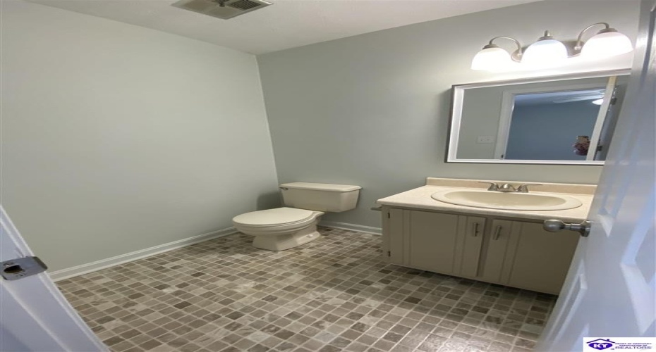 Lake Road North, Radcliff, Kentucky 40160, ,2 BathroomsBathrooms,For Sale,Lake Road North,HK24001595