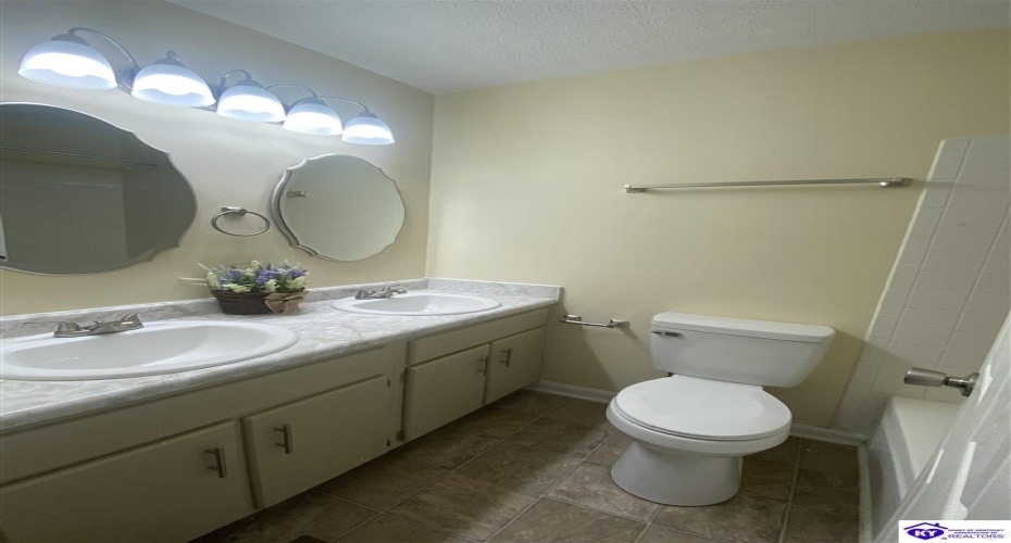 Shelby Avenue, Radcliff, Kentucky 40160, ,3 BathroomsBathrooms,For Sale,Shelby Avenue,HK24001596