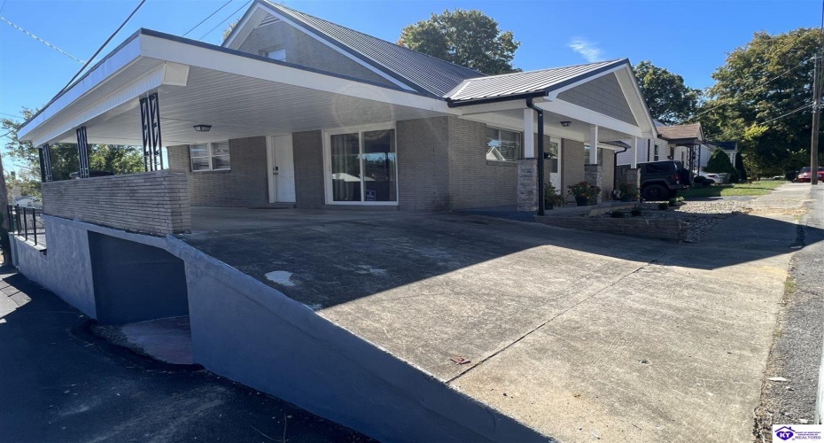 Helm Avenue, Elizabethtown, Kentucky 42701, ,2 BathroomsBathrooms,For Sale,Helm Avenue,HK23003133