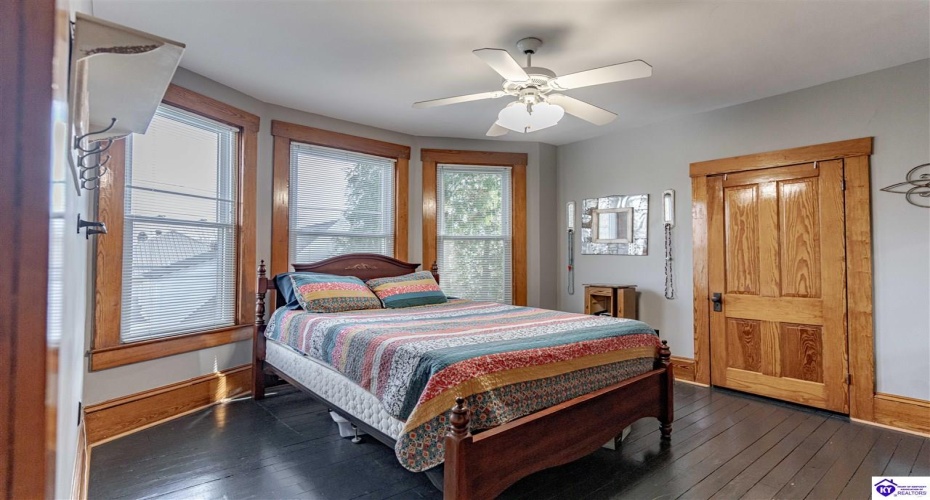 Poplar Street, Elizabethtown, Kentucky 42701, ,4 BathroomsBathrooms,For Sale,Poplar Street,HK24002008