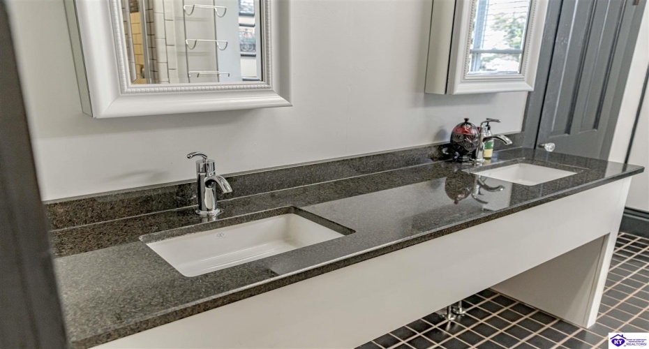 Poplar Street, Elizabethtown, Kentucky 42701, ,4 BathroomsBathrooms,For Sale,Poplar Street,HK24002008