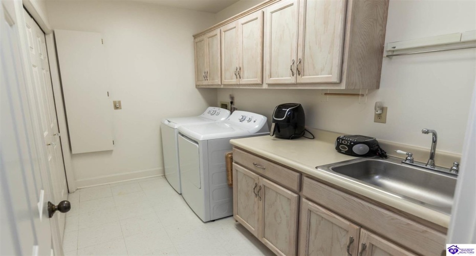 Coach Gate Wynde, Louisville, Kentucky 40207, ,2 BathroomsBathrooms,For Sale,Coach Gate Wynde,HK24002039