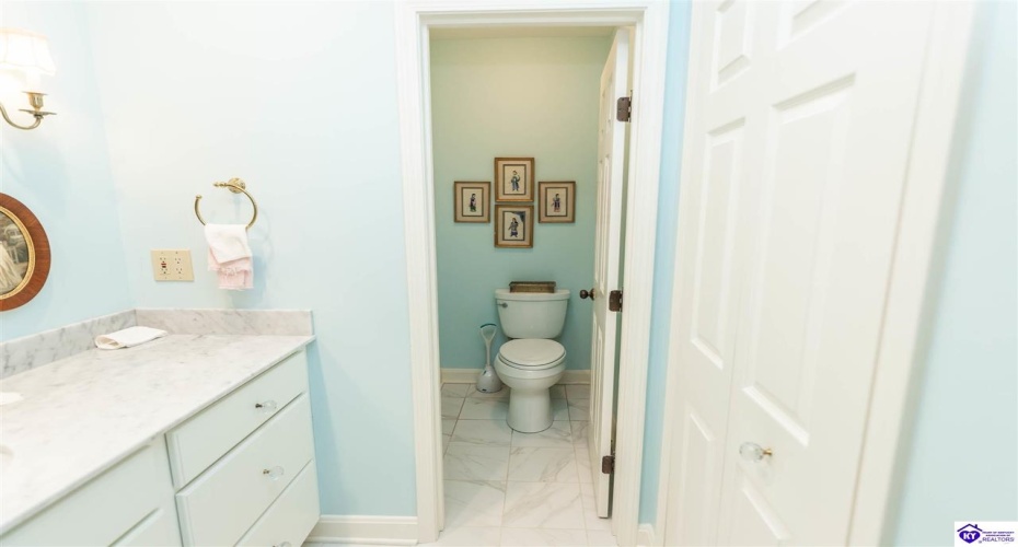 Coach Gate Wynde, Louisville, Kentucky 40207, ,2 BathroomsBathrooms,For Sale,Coach Gate Wynde,HK24002039