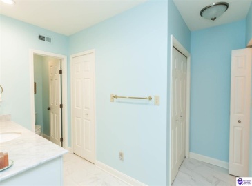 Coach Gate Wynde, Louisville, Kentucky 40207, ,2 BathroomsBathrooms,For Sale,Coach Gate Wynde,HK24002039