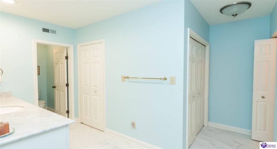 Coach Gate Wynde, Louisville, Kentucky 40207, ,2 BathroomsBathrooms,For Sale,Coach Gate Wynde,HK24002039