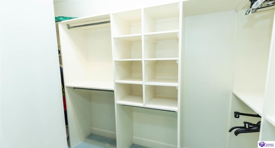 Coach Gate Wynde, Louisville, Kentucky 40207, ,2 BathroomsBathrooms,For Sale,Coach Gate Wynde,HK24002039