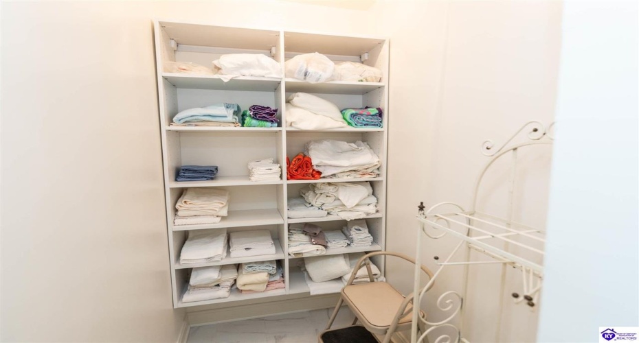 Coach Gate Wynde, Louisville, Kentucky 40207, ,2 BathroomsBathrooms,For Sale,Coach Gate Wynde,HK24002039