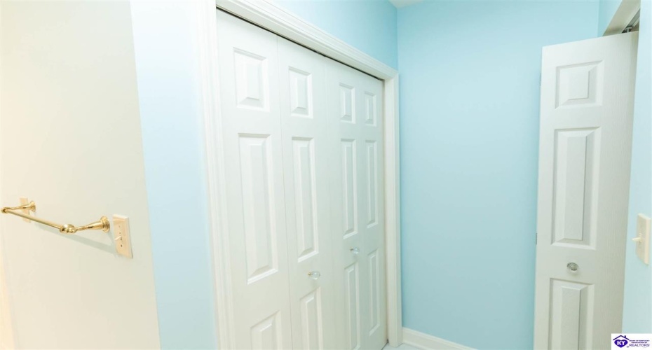 Coach Gate Wynde, Louisville, Kentucky 40207, ,2 BathroomsBathrooms,For Sale,Coach Gate Wynde,HK24002039