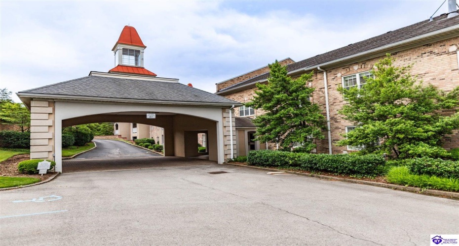 Coach Gate Wynde, Louisville, Kentucky 40207, ,2 BathroomsBathrooms,For Sale,Coach Gate Wynde,HK24002039