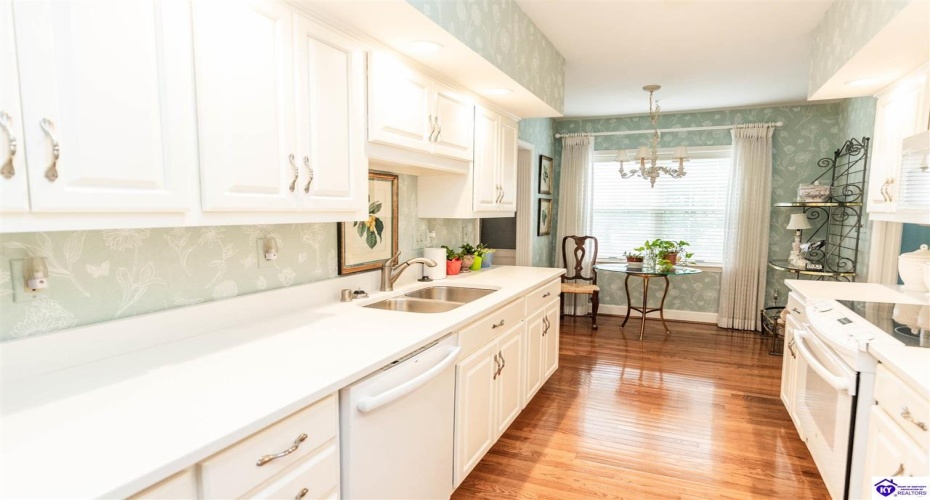 Coach Gate Wynde, Louisville, Kentucky 40207, ,2 BathroomsBathrooms,For Sale,Coach Gate Wynde,HK24002039