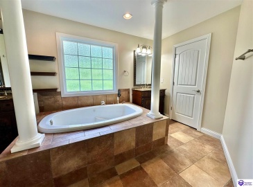 Pebble Beach Court, Vine Grove, Kentucky 40175, ,4 BathroomsBathrooms,For Sale,Pebble Beach Court,HK24000710