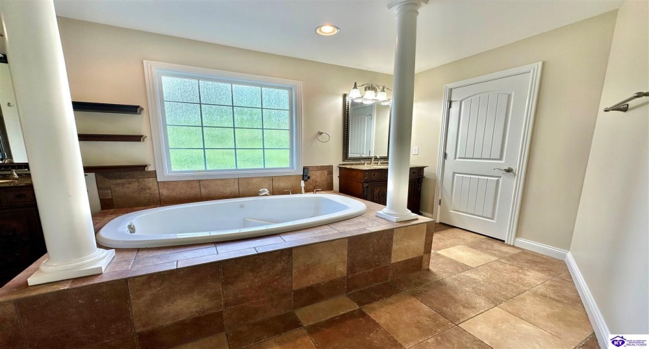 Pebble Beach Court, Vine Grove, Kentucky 40175, ,4 BathroomsBathrooms,For Sale,Pebble Beach Court,HK24000710