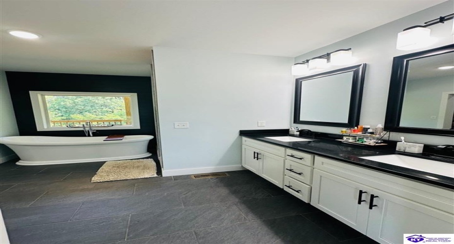 White Rose Road, Campbellsville, Kentucky 42718, ,2 BathroomsBathrooms,For Sale,White Rose Road,HK24002297