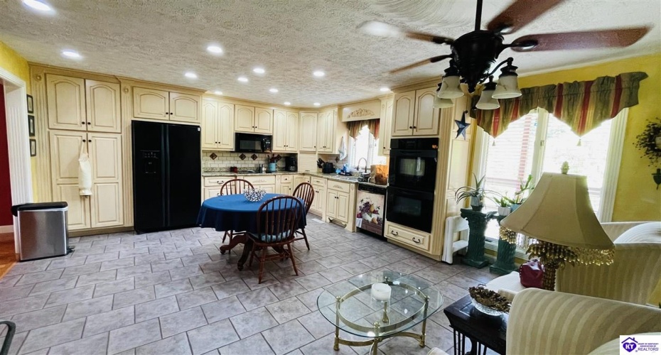 Beechwood Drive, Campbellsville, Kentucky 42718, ,3 BathroomsBathrooms,For Sale,Beechwood Drive,HK24002301