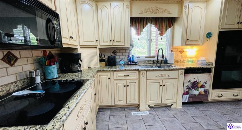 Beechwood Drive, Campbellsville, Kentucky 42718, ,3 BathroomsBathrooms,For Sale,Beechwood Drive,HK24002301