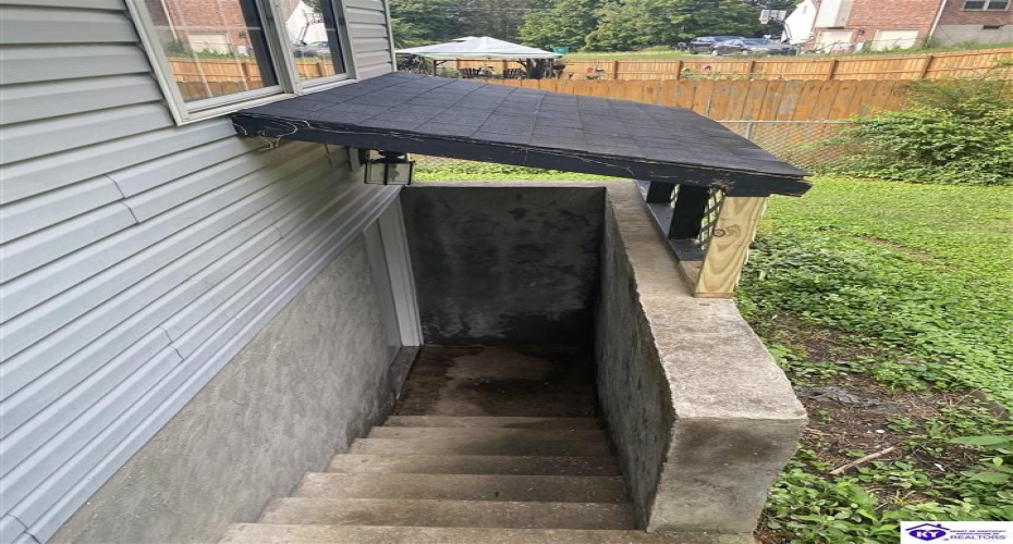 Landis Court, Radcliff, Kentucky 40160, ,3 BathroomsBathrooms,For Sale,Landis Court,HK24002310