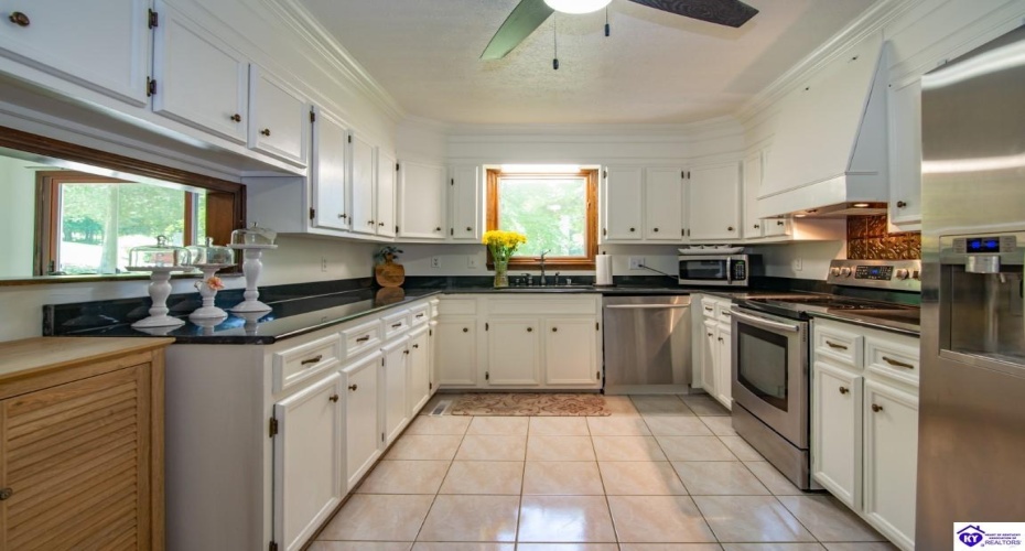 Ivy Court, Brandenburg, Kentucky 40108, ,4 BathroomsBathrooms,For Sale,Ivy Court,HK24002352