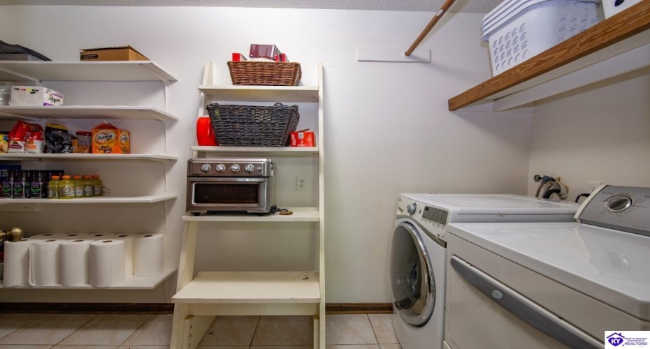 Ivy Court, Brandenburg, Kentucky 40108, ,4 BathroomsBathrooms,For Sale,Ivy Court,HK24002352