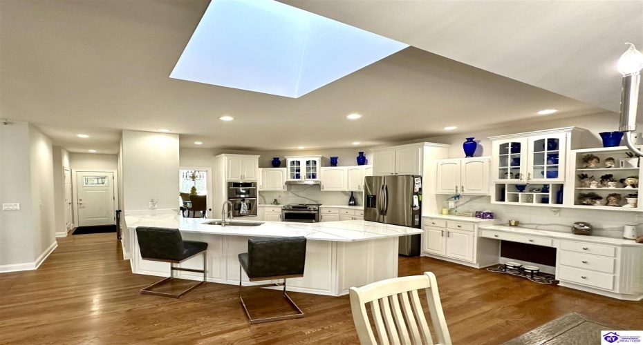 Lakeside Drive, Elizabethtown, Kentucky 42701, ,5 BathroomsBathrooms,For Sale,Lakeside Drive,HK24002470