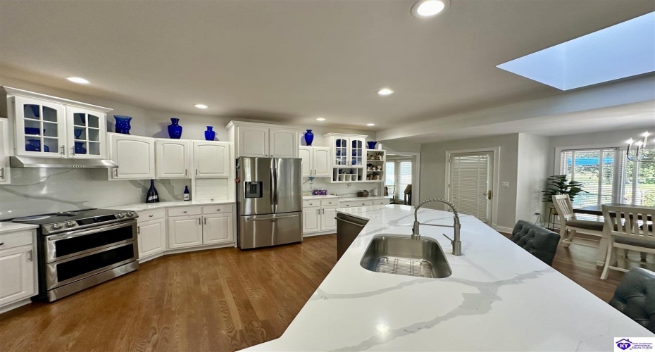 Lakeside Drive, Elizabethtown, Kentucky 42701, ,5 BathroomsBathrooms,For Sale,Lakeside Drive,HK24002470