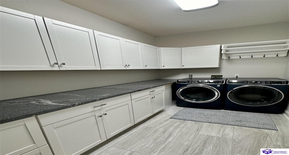 Lakeside Drive, Elizabethtown, Kentucky 42701, ,5 BathroomsBathrooms,For Sale,Lakeside Drive,HK24002470