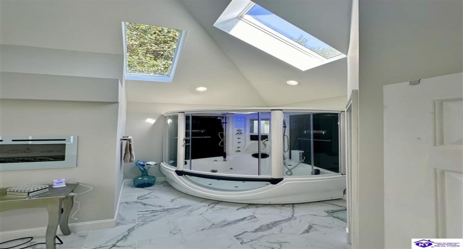 Lakeside Drive, Elizabethtown, Kentucky 42701, ,5 BathroomsBathrooms,For Sale,Lakeside Drive,HK24002470