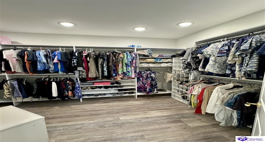 Lakeside Drive, Elizabethtown, Kentucky 42701, ,5 BathroomsBathrooms,For Sale,Lakeside Drive,HK24002470