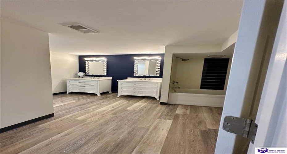 Lakeside Drive, Elizabethtown, Kentucky 42701, ,5 BathroomsBathrooms,For Sale,Lakeside Drive,HK24002470