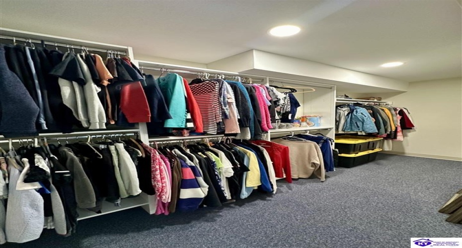 Lakeside Drive, Elizabethtown, Kentucky 42701, ,5 BathroomsBathrooms,For Sale,Lakeside Drive,HK24002470