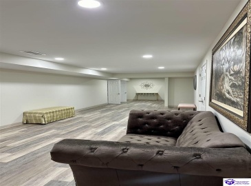 Lakeside Drive, Elizabethtown, Kentucky 42701, ,5 BathroomsBathrooms,For Sale,Lakeside Drive,HK24002470