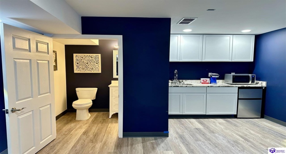 Lakeside Drive, Elizabethtown, Kentucky 42701, ,5 BathroomsBathrooms,For Sale,Lakeside Drive,HK24002470